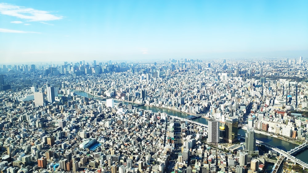 日中の都市の建物の航空写真