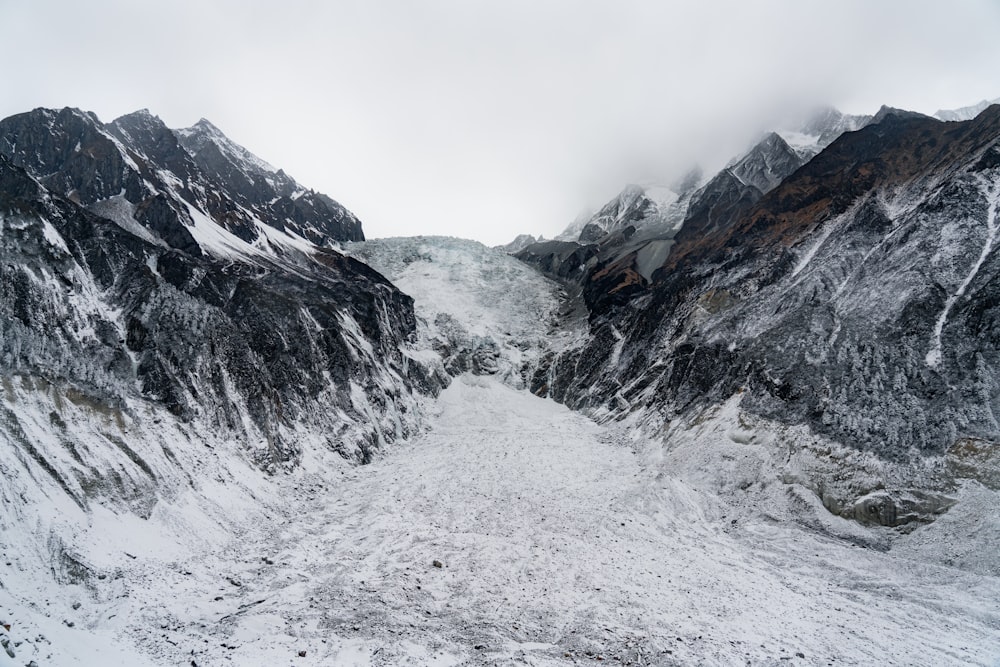 Montaña cubierta de nieve durante el día