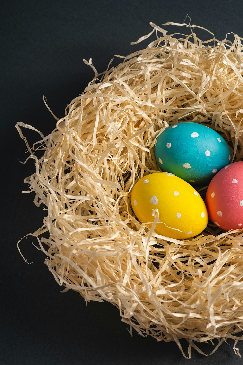 Huevos de Pascua en un nido marrón