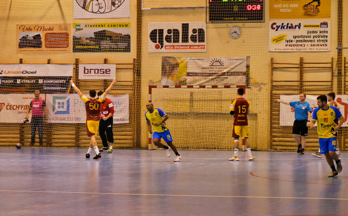Match de handball en salle avec appuis rapides