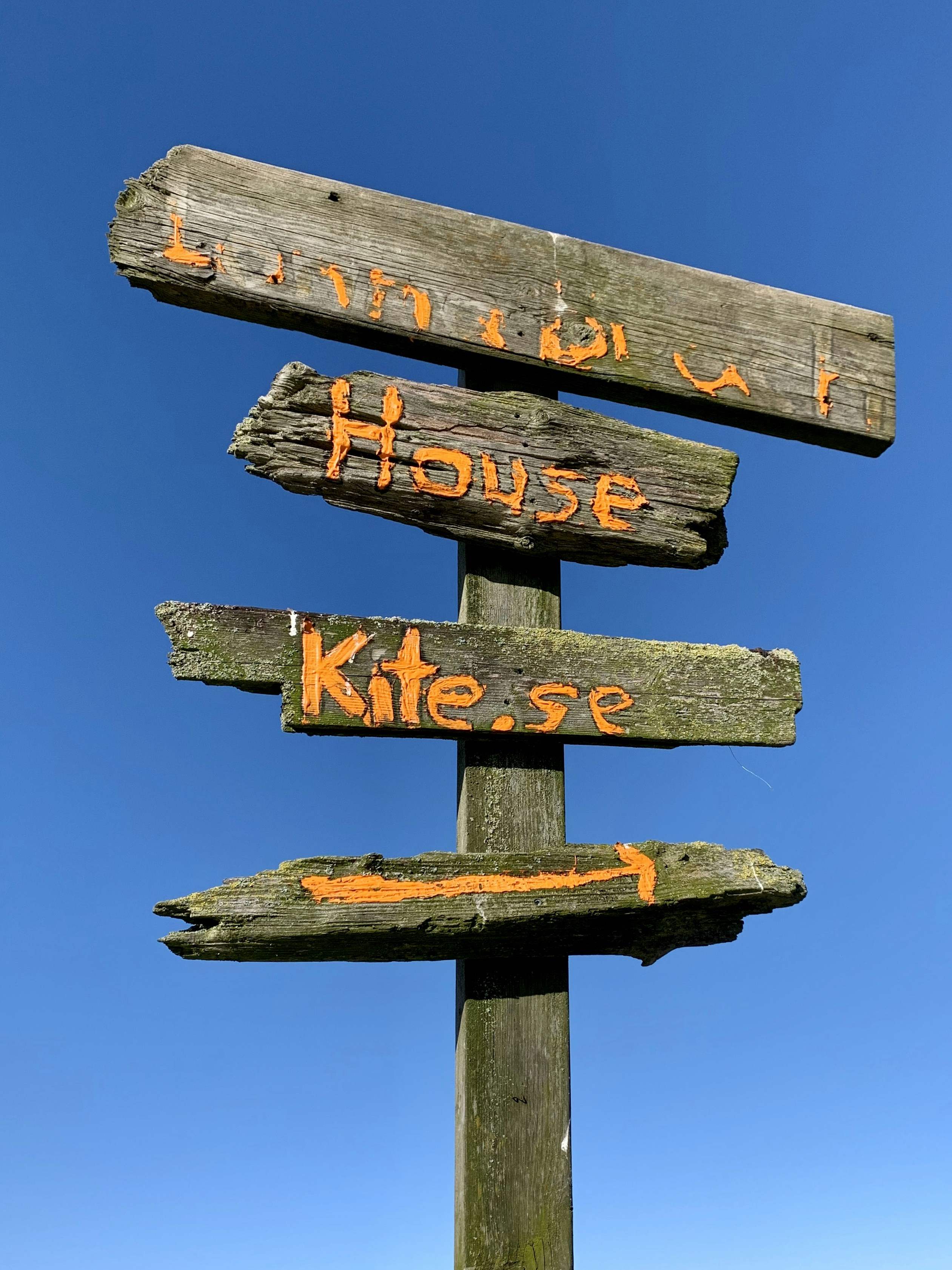 braunes Holzkreuz mit UNK-Text