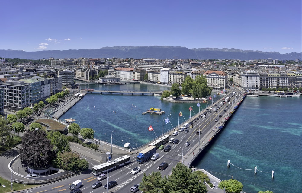 Veduta aerea degli edifici della città vicino allo specchio d'acqua durante il giorno