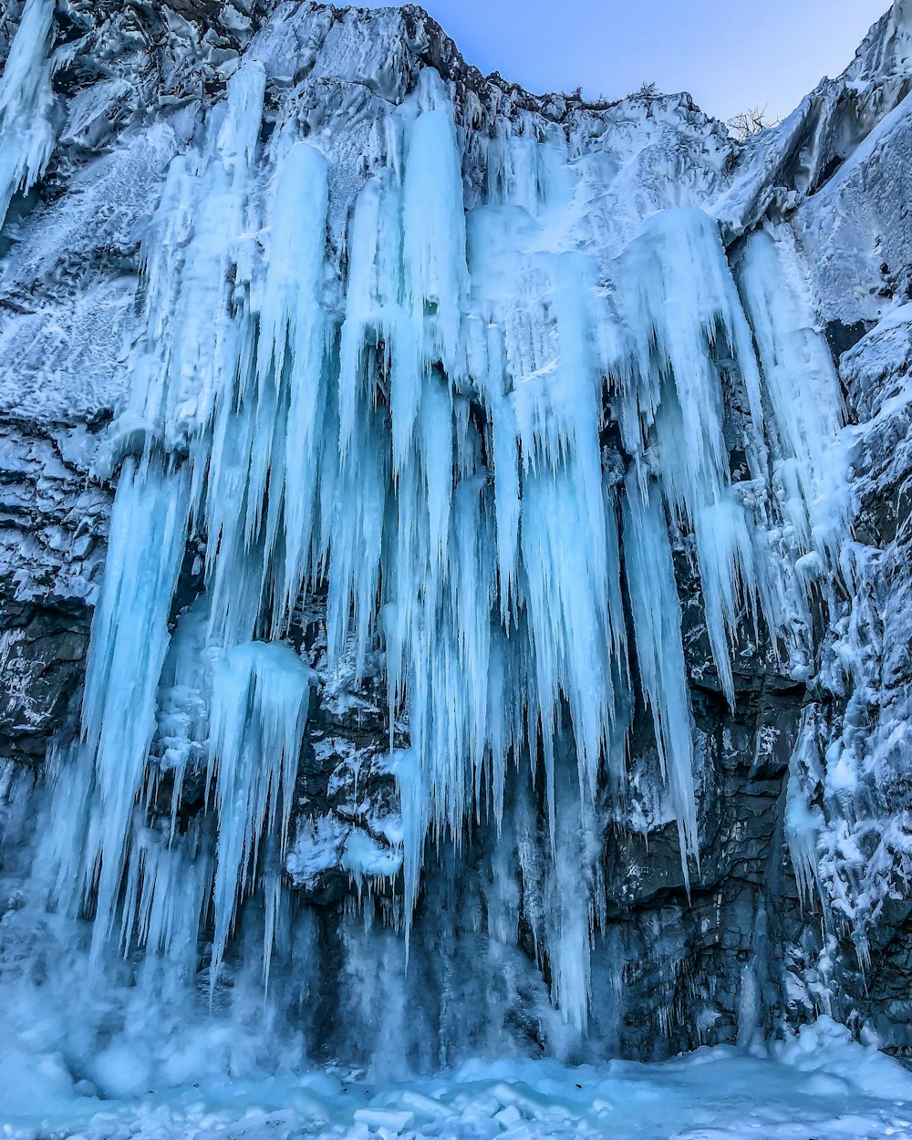 Blaue und weiße abstrakte Malerei