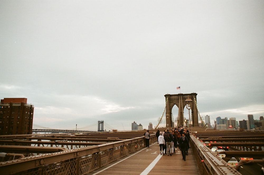 Personas caminando por el puente durante el día