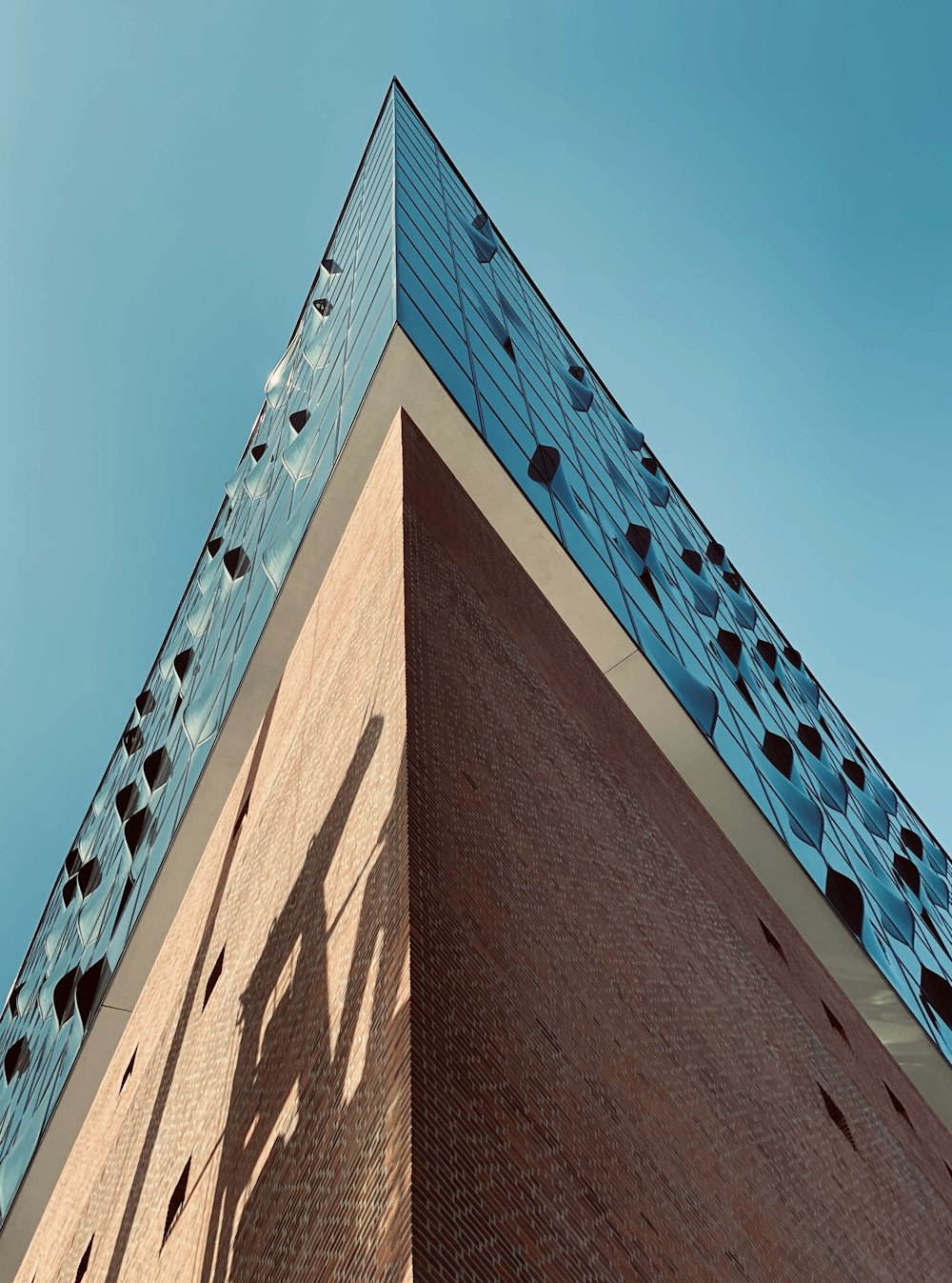 edificio in cemento marrone sotto il cielo blu durante il giorno