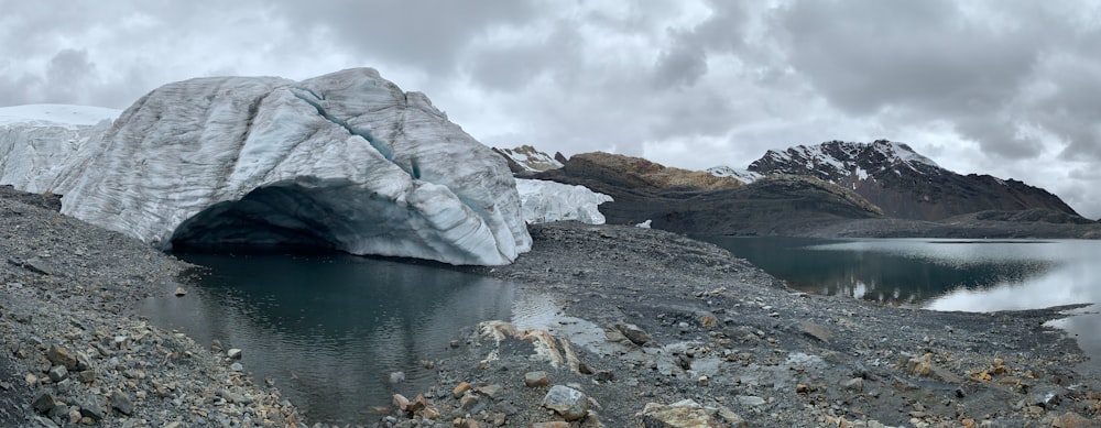 Hielo blanco en la costa rocosa durante el día