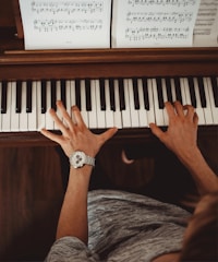 رجل يتدرب على البيانو للكبار