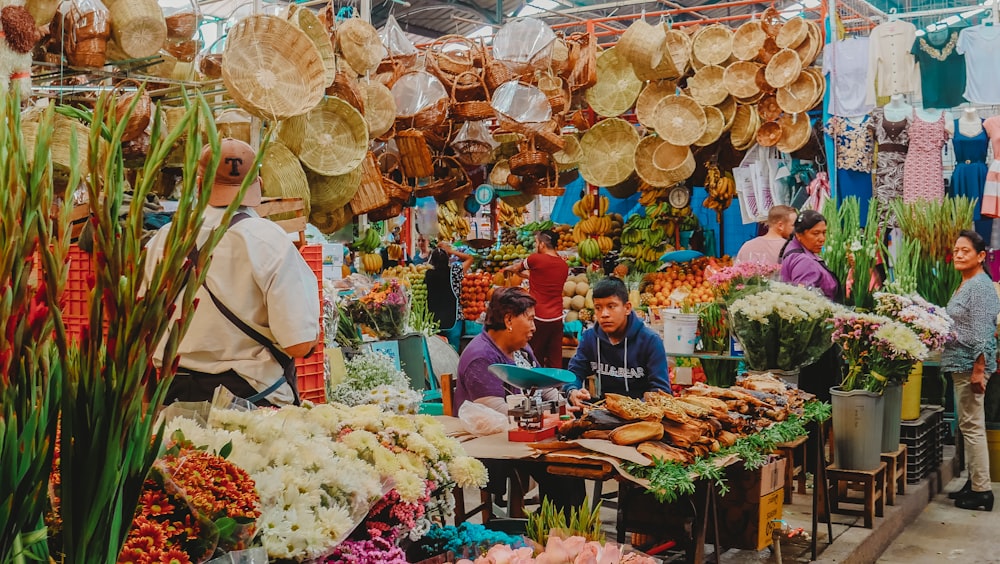 pessoas no mercado durante o dia