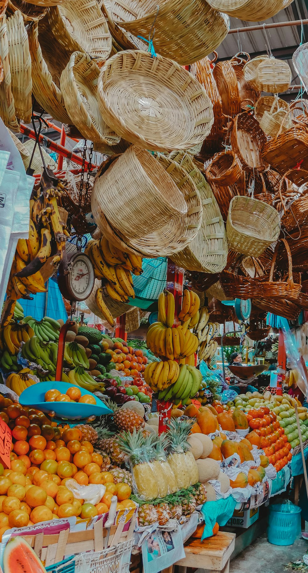 Cesta de mimbre marrón con frutas