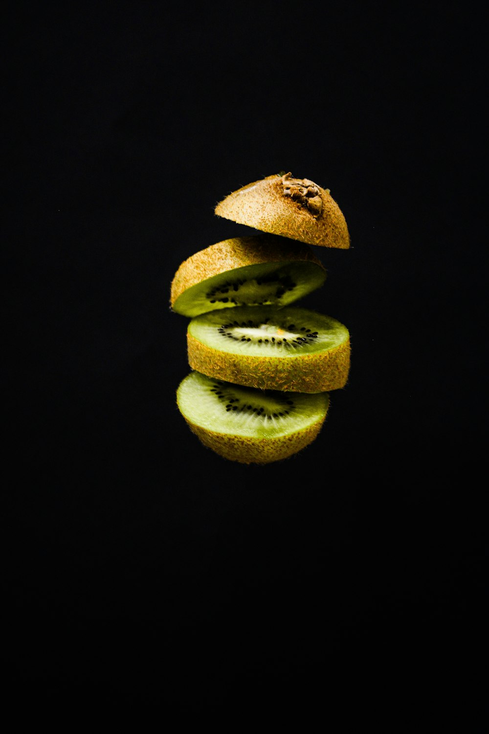 fruits verts tranchés sur fond noir