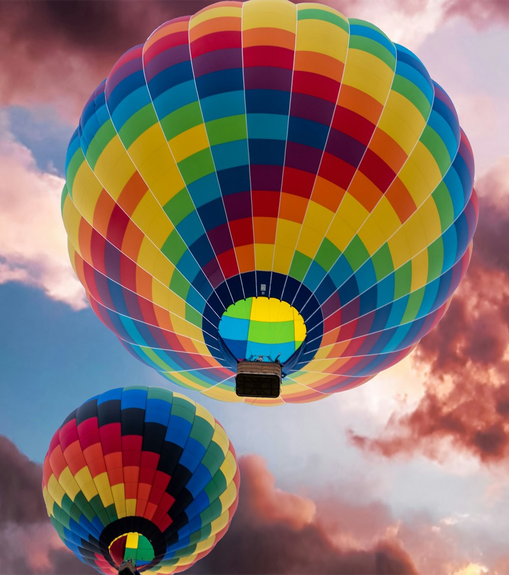 globo aerostático azul, amarillo y rojo bajo el cielo azul