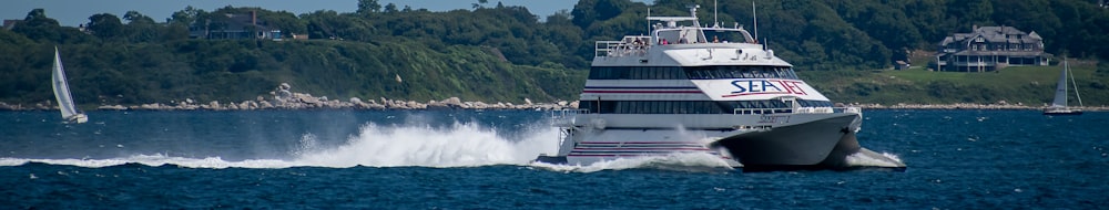 nave bianca e nera sul mare durante il giorno