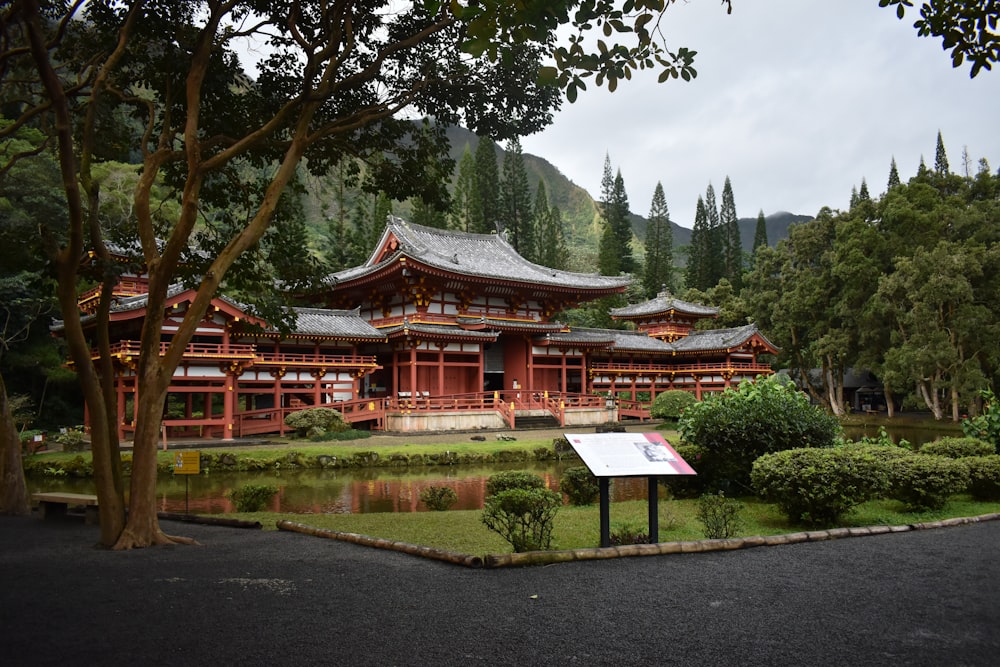 昼間は緑の木々に囲まれた紅白のパゴダ寺院