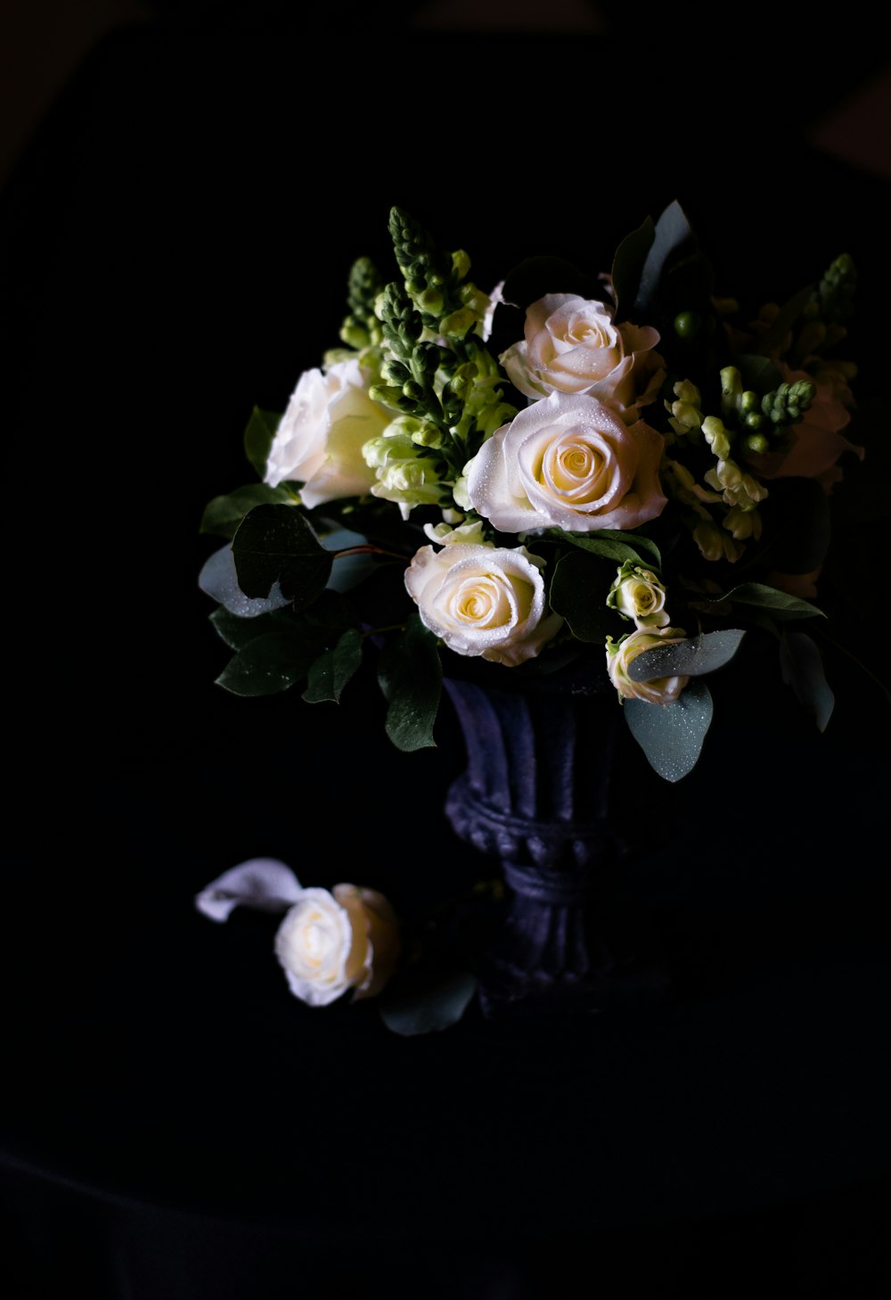 rosas blancas en jarrón negro