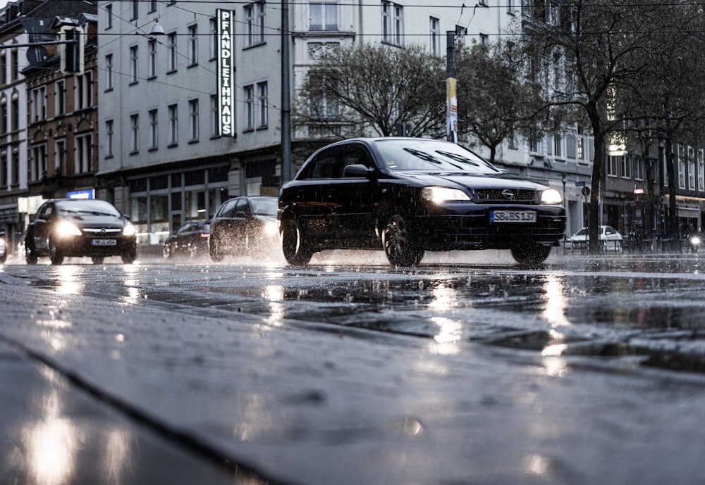 BMW berline noire sur la route pendant la journée