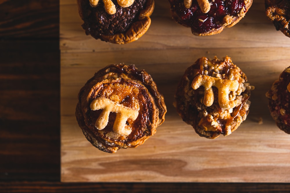 braune und schwarze Cupcakes auf braunem Holztisch