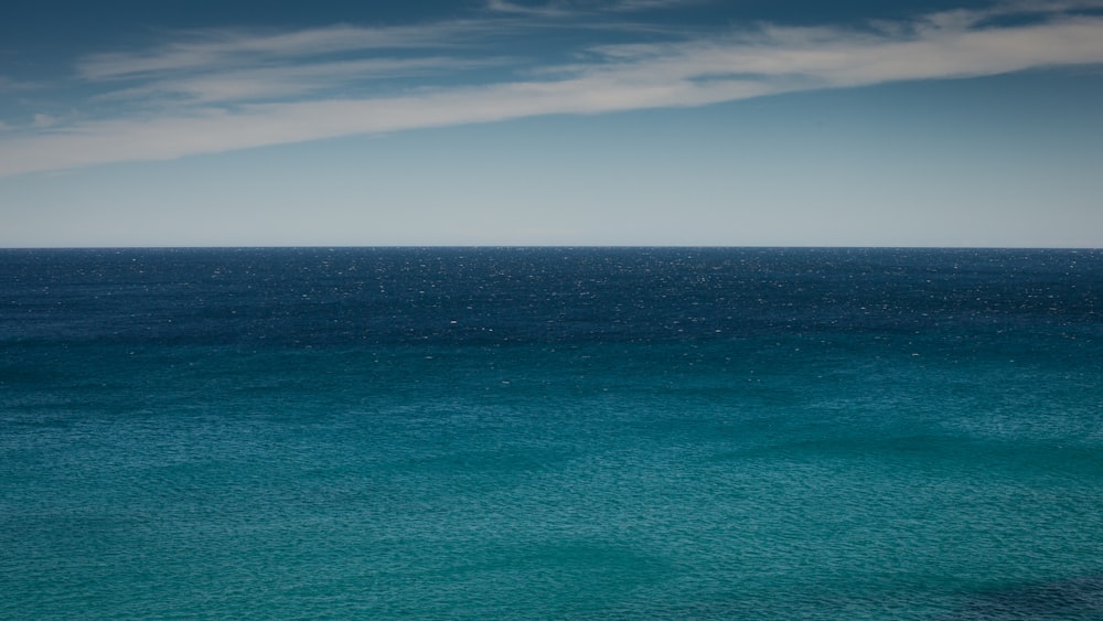 un cuerpo de agua con un bote en la distancia