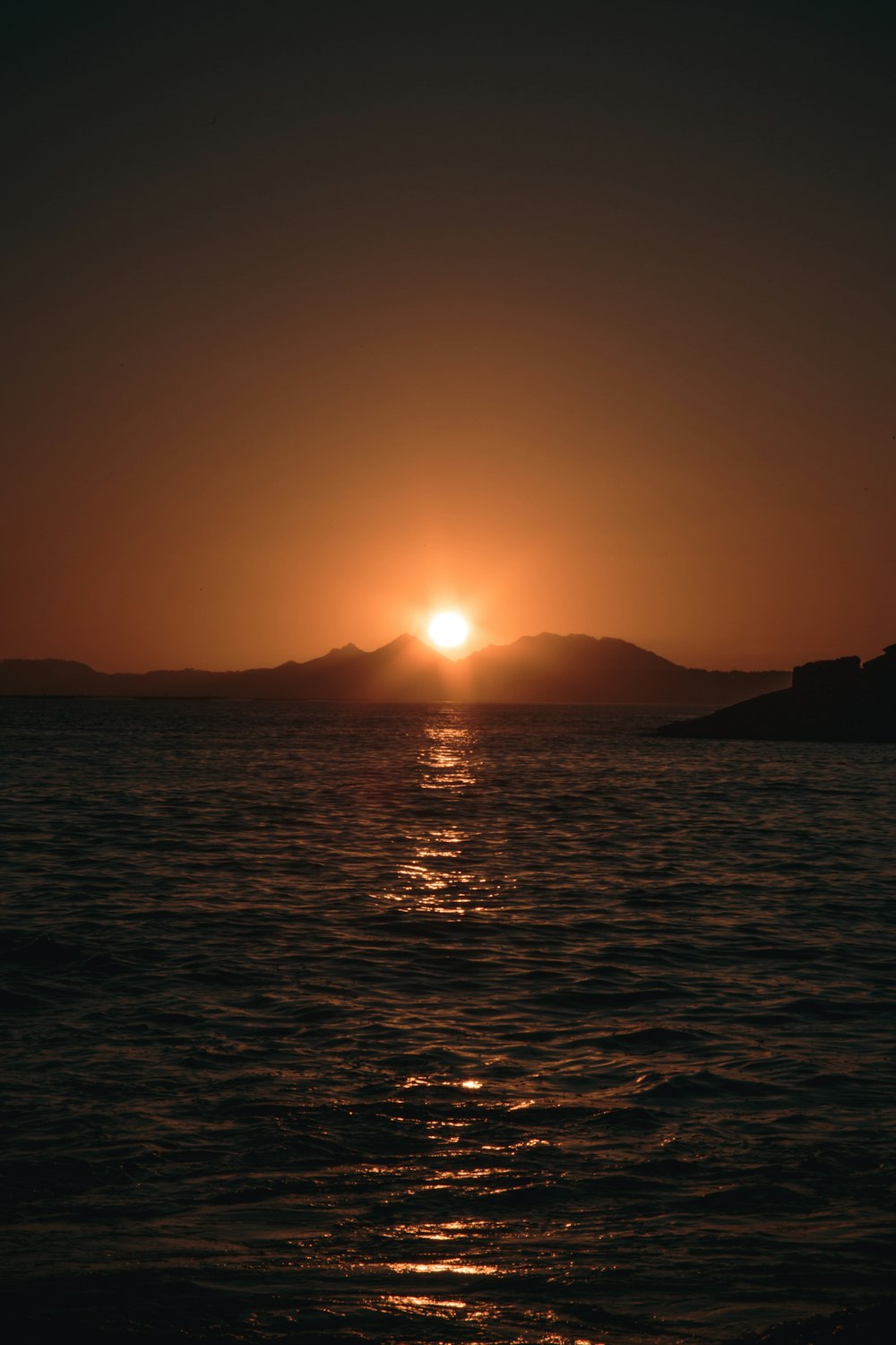 silhouette de montagne au coucher du soleil