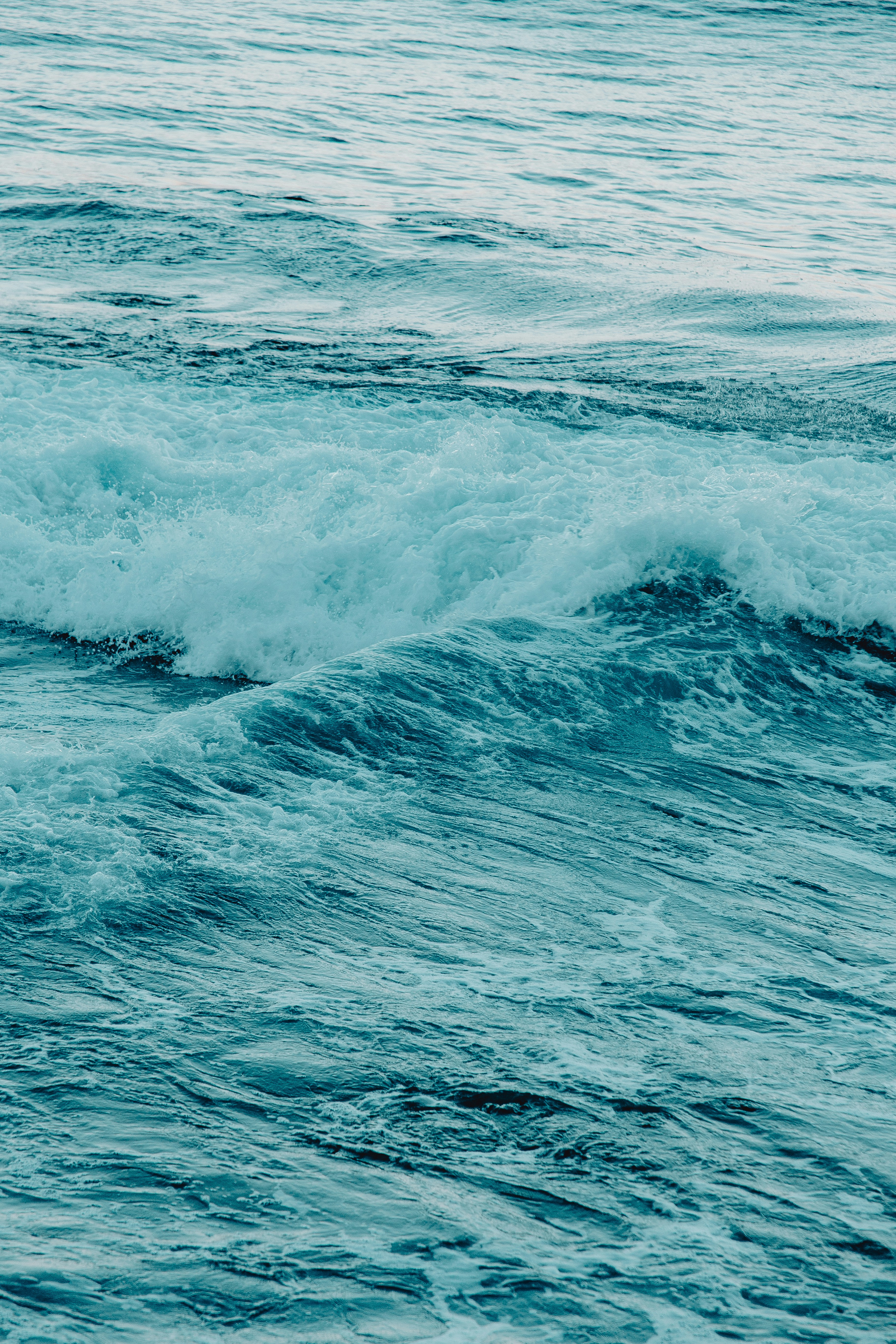 ocean waves crashing on shore during daytime