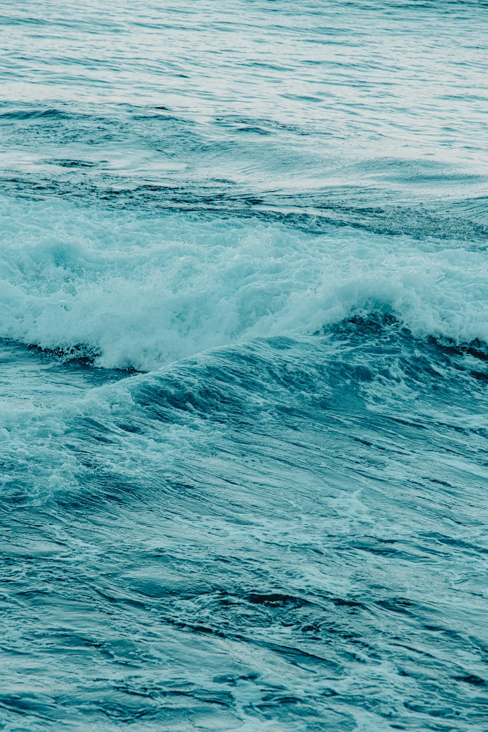 ocean waves crashing on shore during daytime