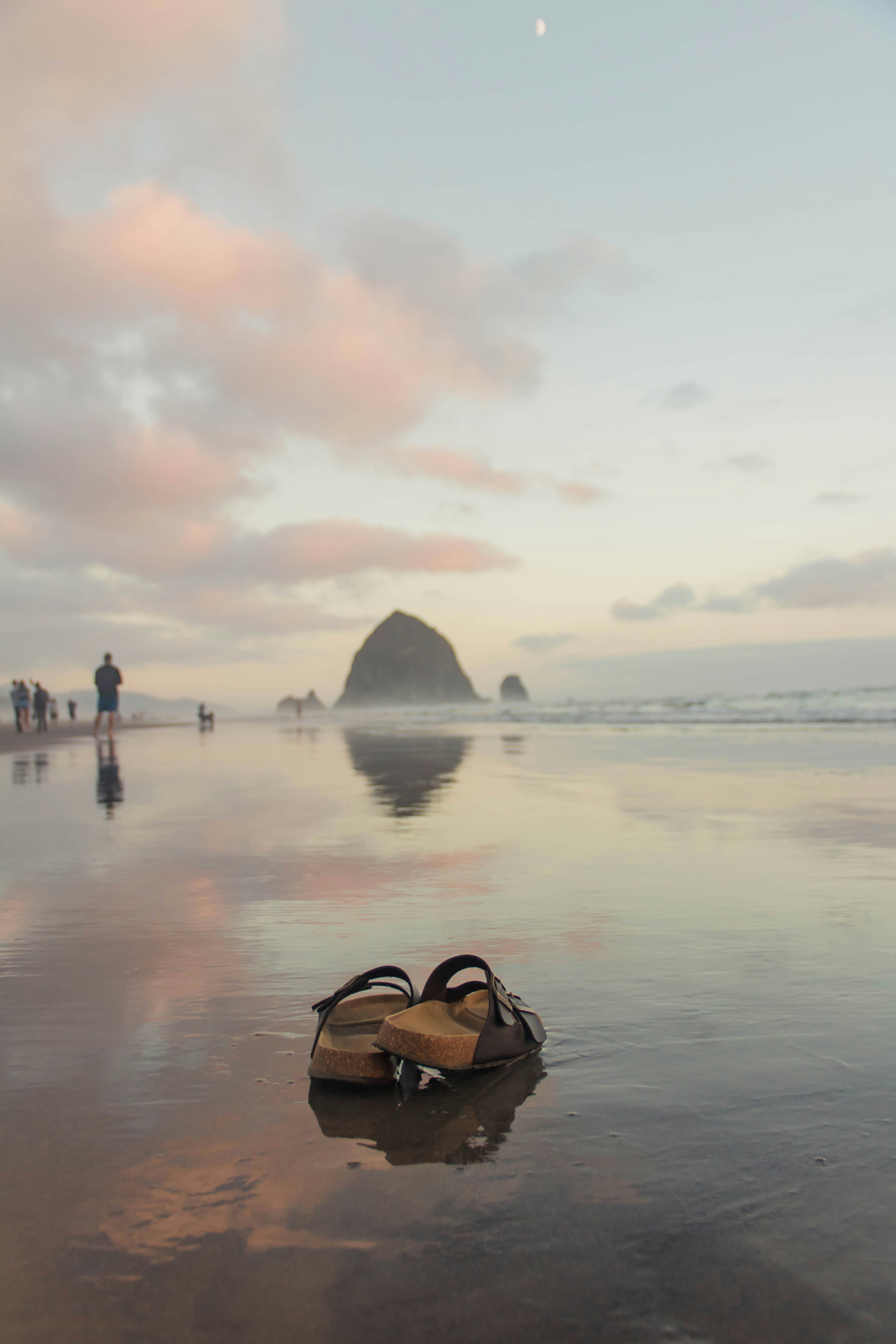Gente en la playa durante el día