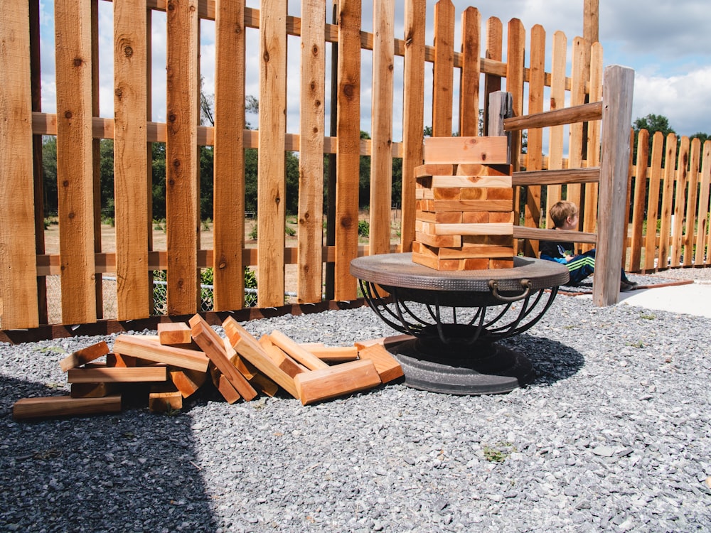 clôture en bois marron sur sol en béton gris