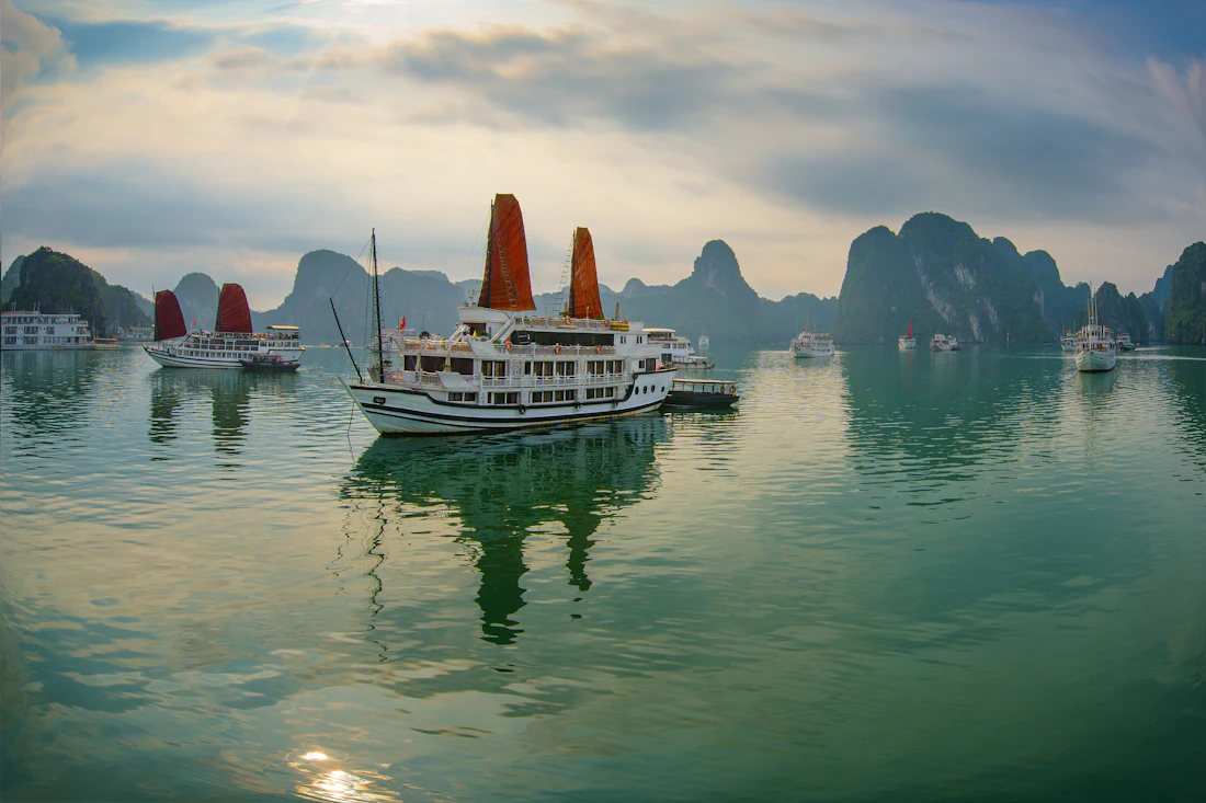 Crucero fondeado en la bahía de Halong
