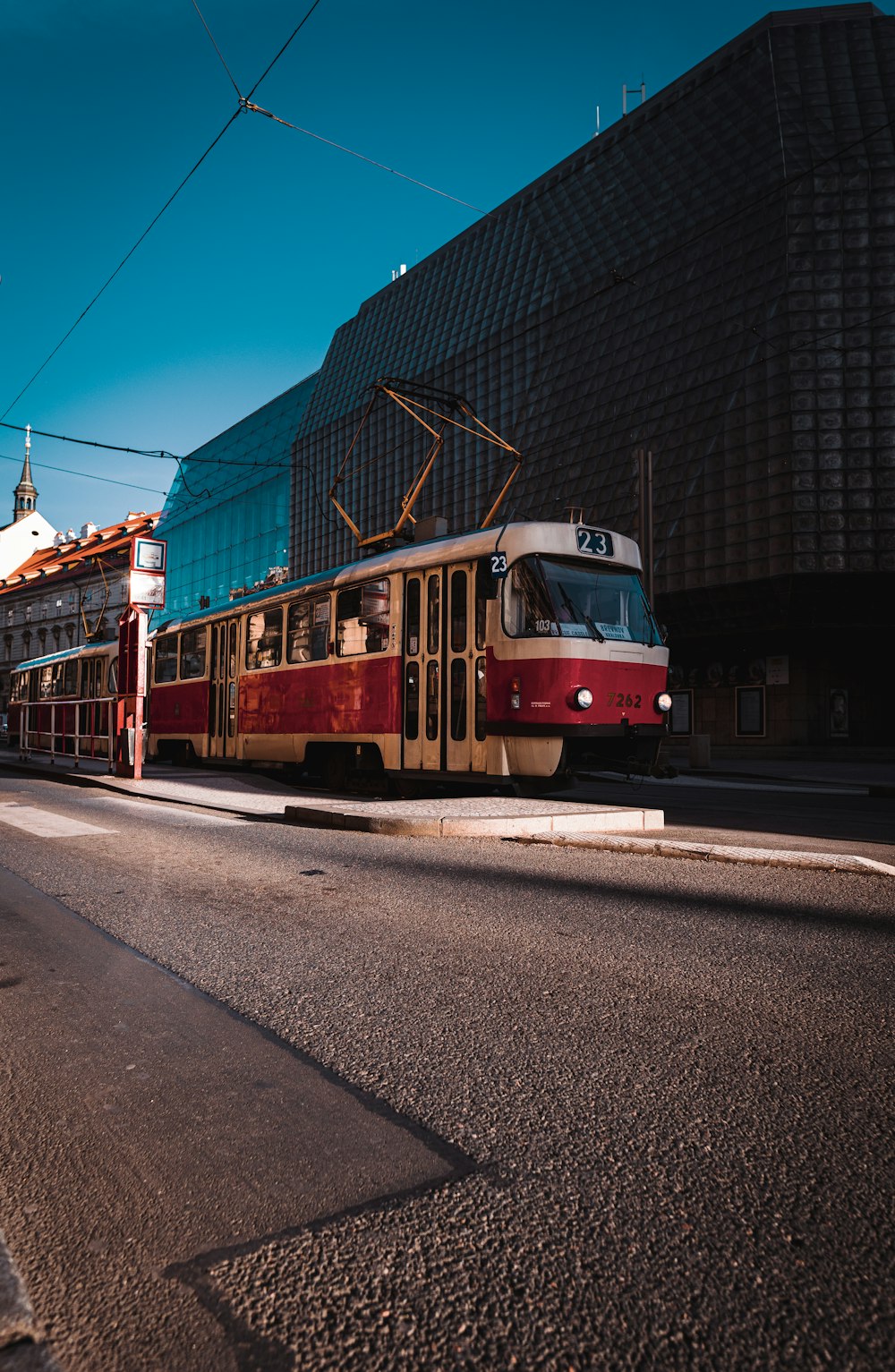 treno rosso e bianco sulla strada ferroviaria durante il giorno