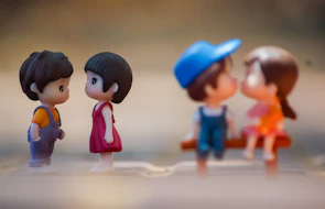 Side-by-side comparison of a 2D photo and its corresponding high-detail 3D model for a couple.