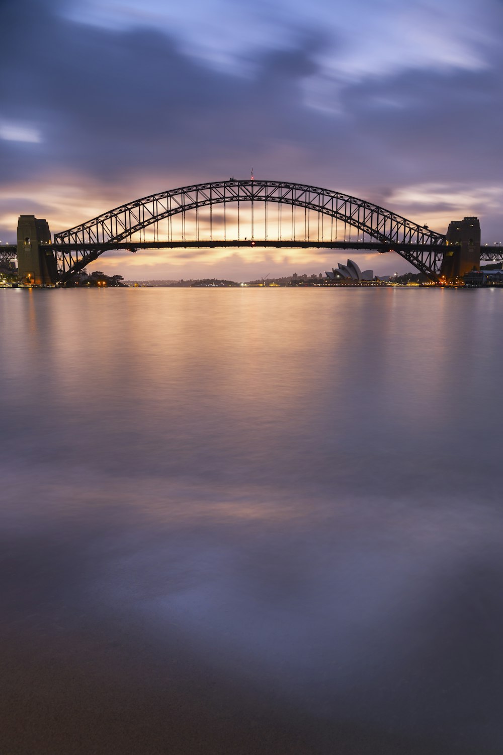 puente sobre el agua durante la noche