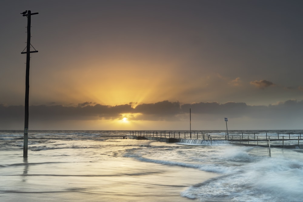 Onde del mare che si infrangono sulla riva durante il tramonto