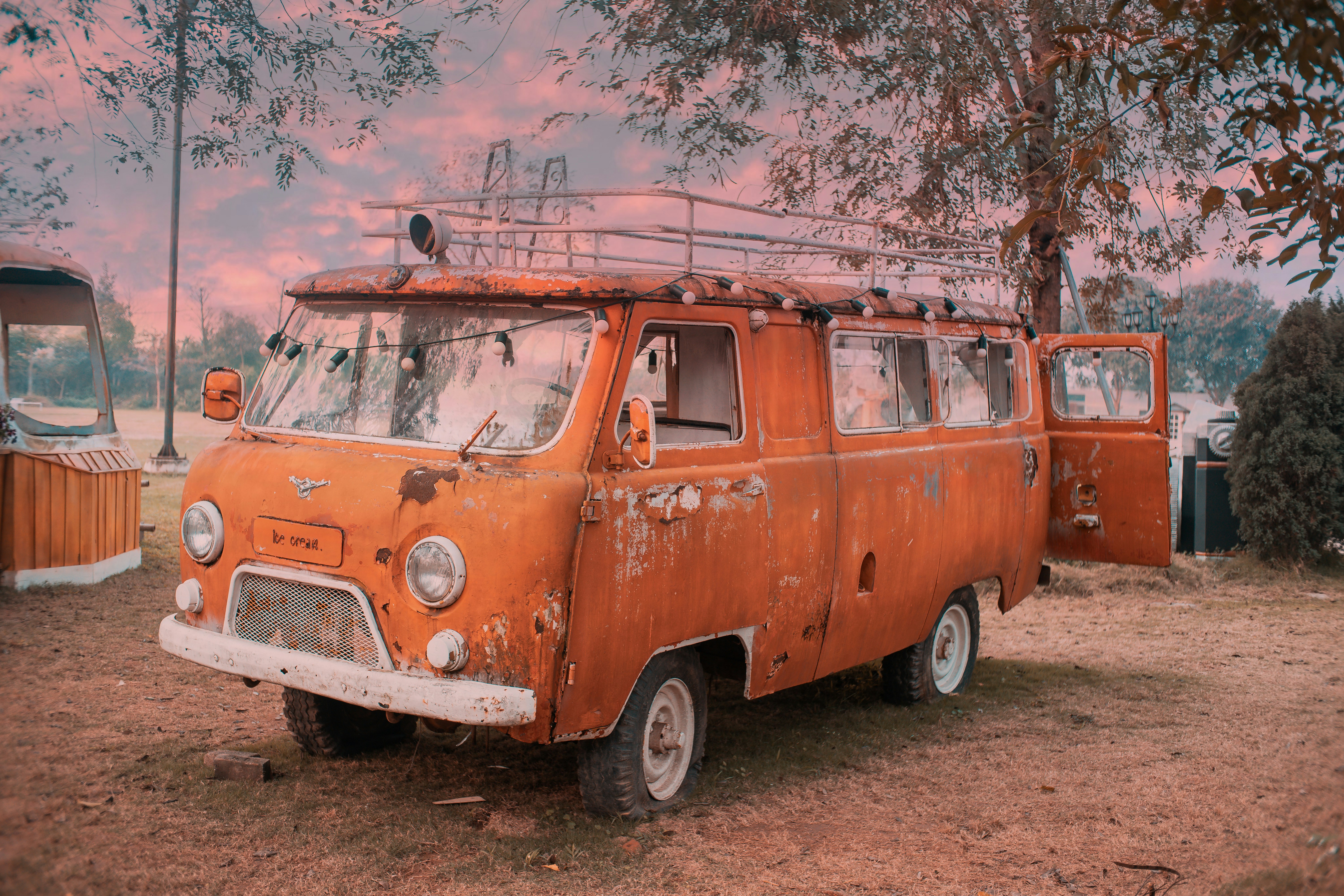 Van Volkswagen T-2 oranye dan putih
