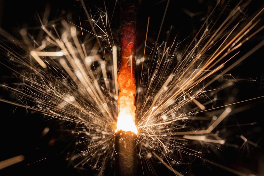 Spettacolo pirotecnico bianco e rosso durante la notte