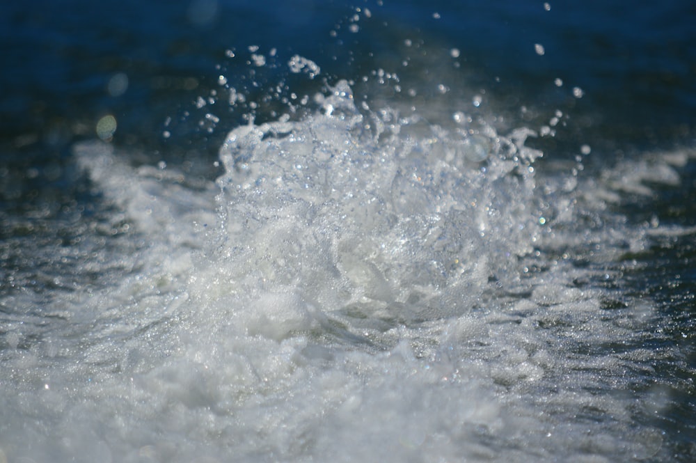 vagues d’eau sur la mer bleue pendant la journée