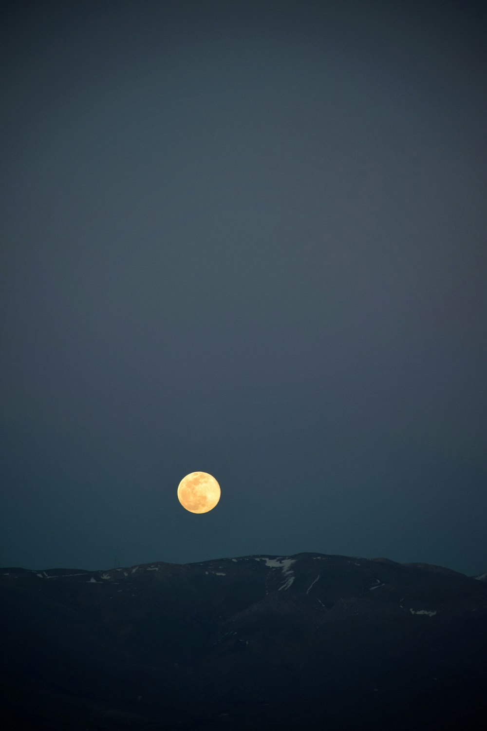 Luna llena sobre la montaña