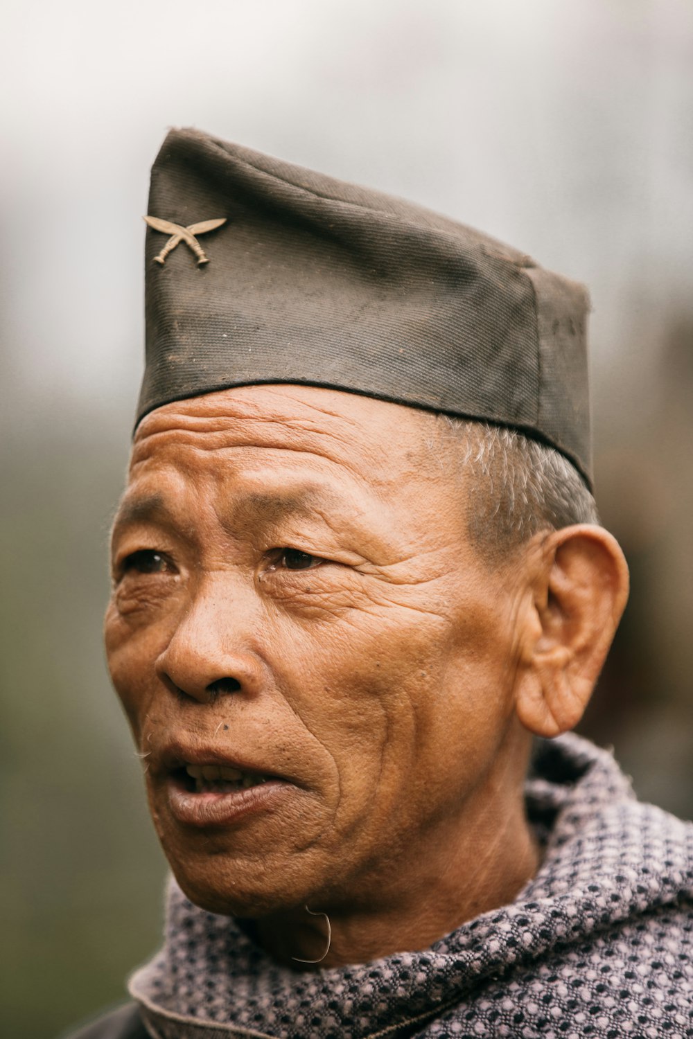 homme au chapeau noir et chemise blanche et noire