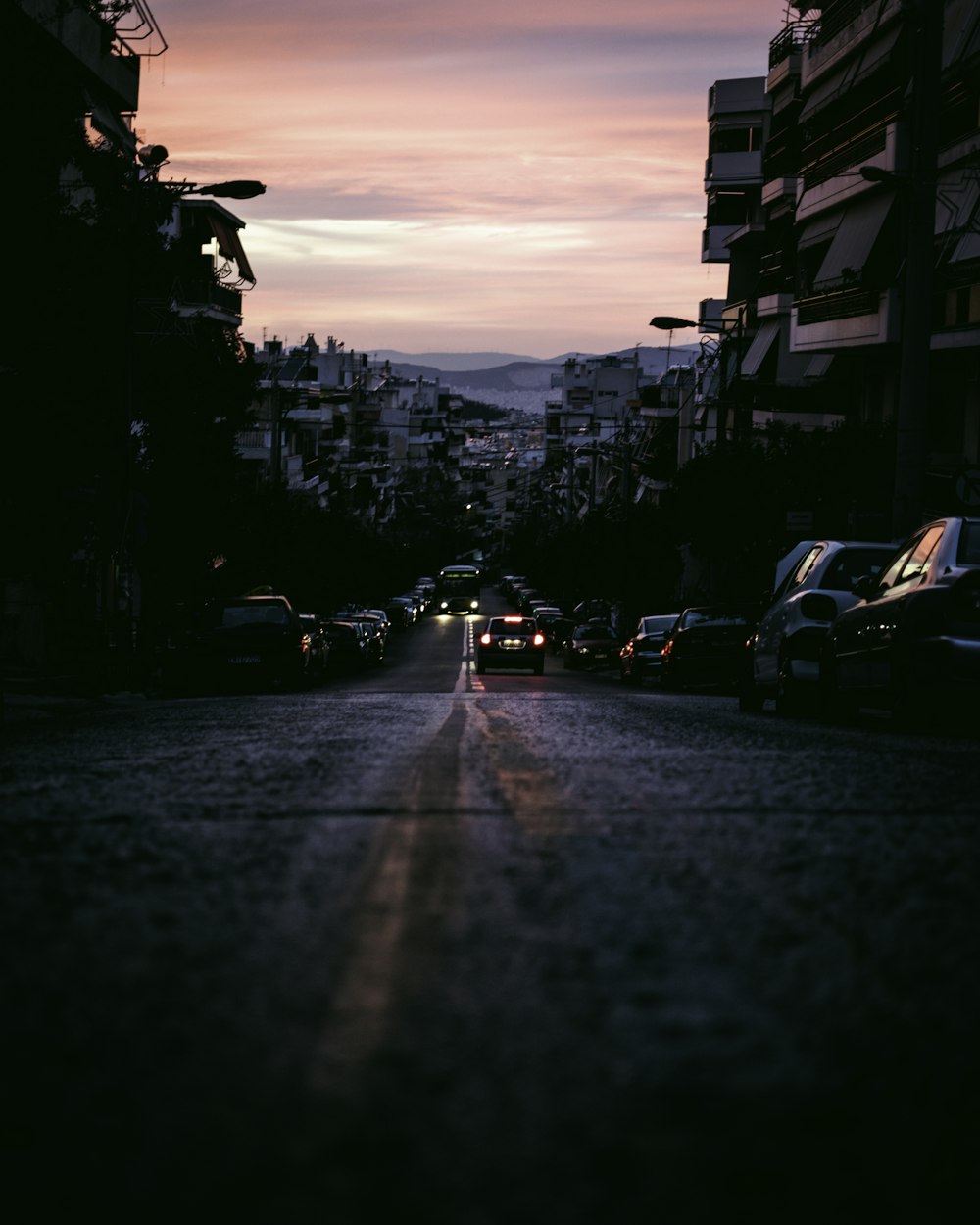 Autos auf der Straße bei Sonnenuntergang