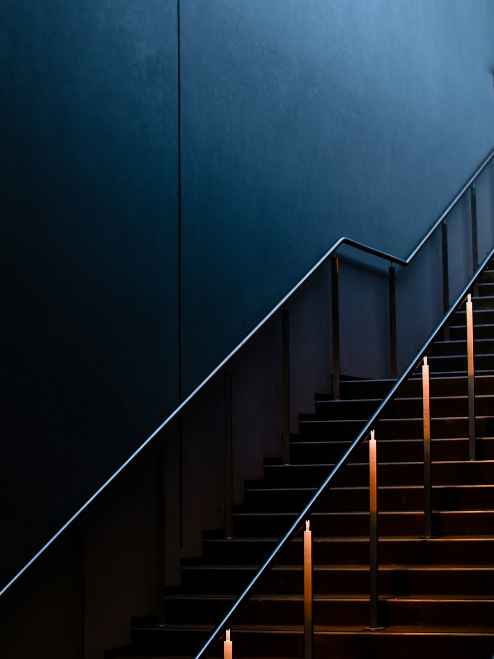 Escalier noir avec rampes en acier inoxydable