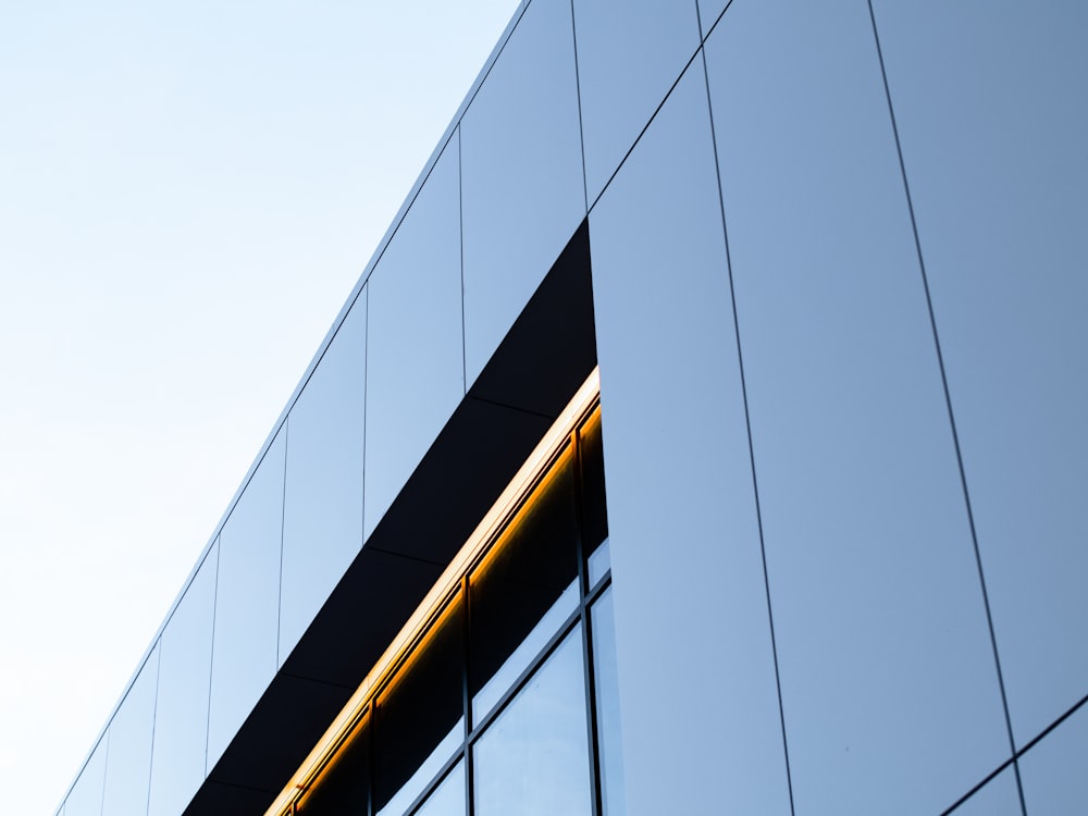 Edificio con paredes de vidrio negro y amarillo