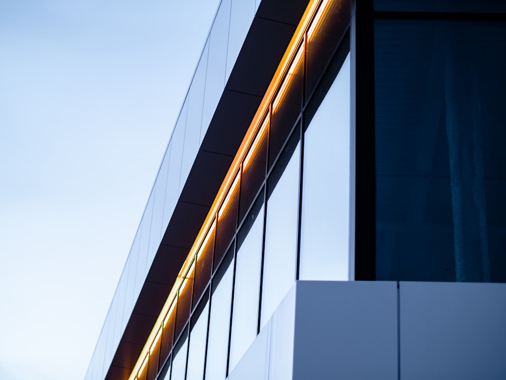 edificio nero e marrone durante il giorno