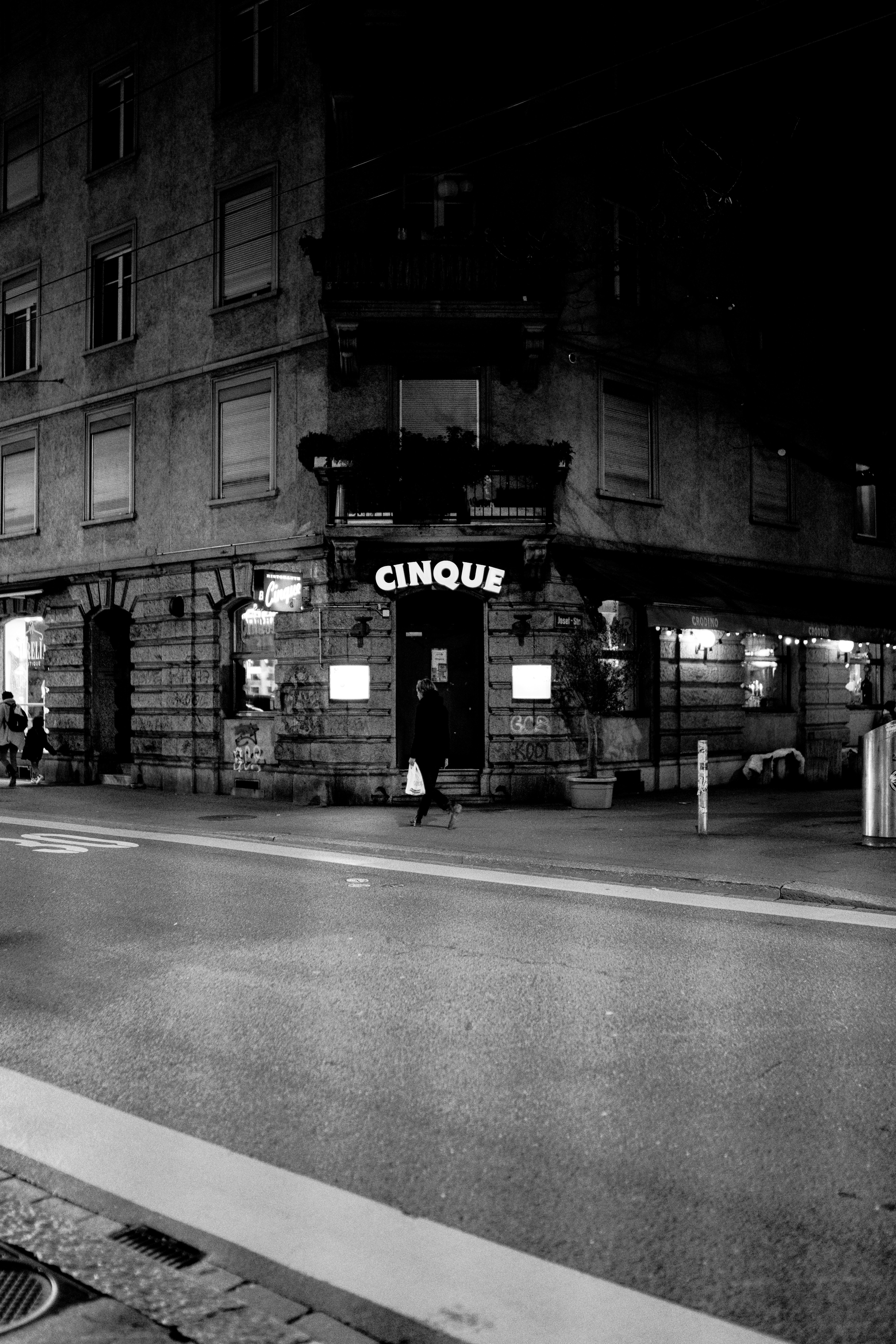 foto em tons de cinza da rua da cidade