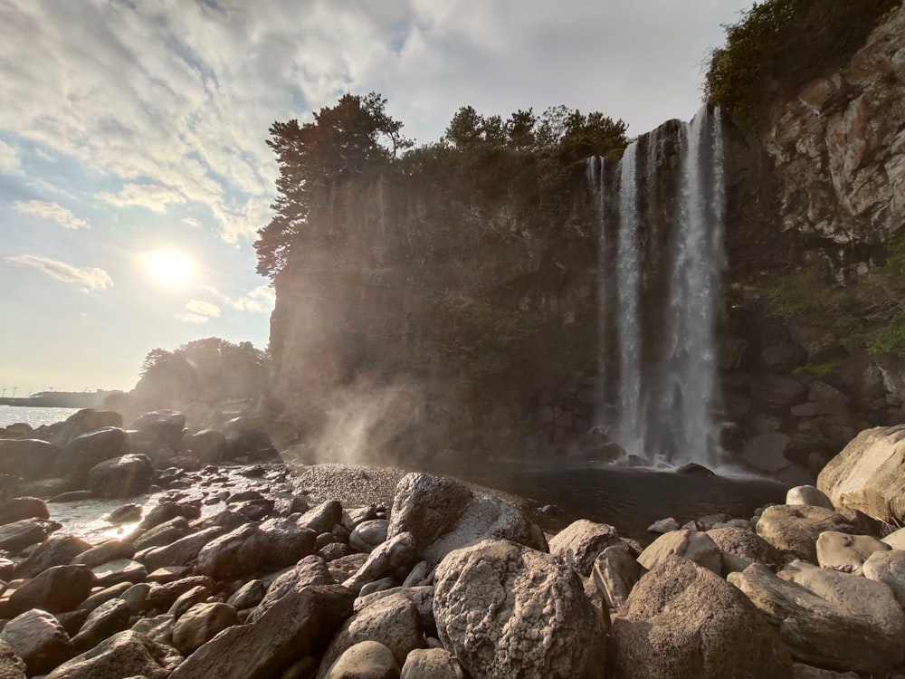 L’eau tombe sous un ciel nuageux pendant la journée