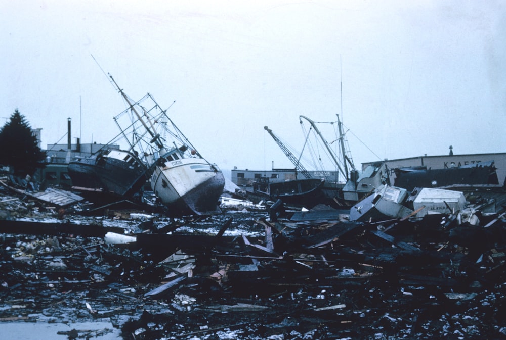 Graustufenfoto des zerstörten Schiffes an Land