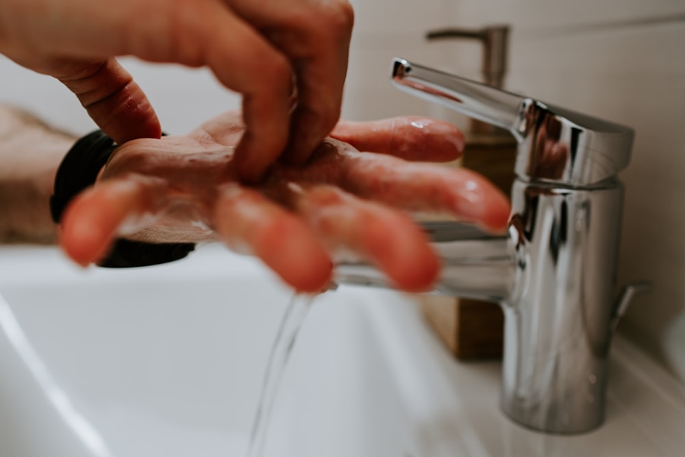 Lavar as mãos com sabão