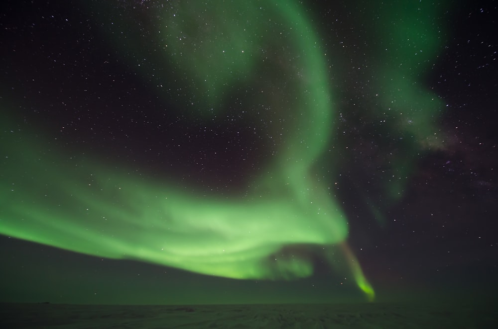 Aurora boreal verde durante la noche