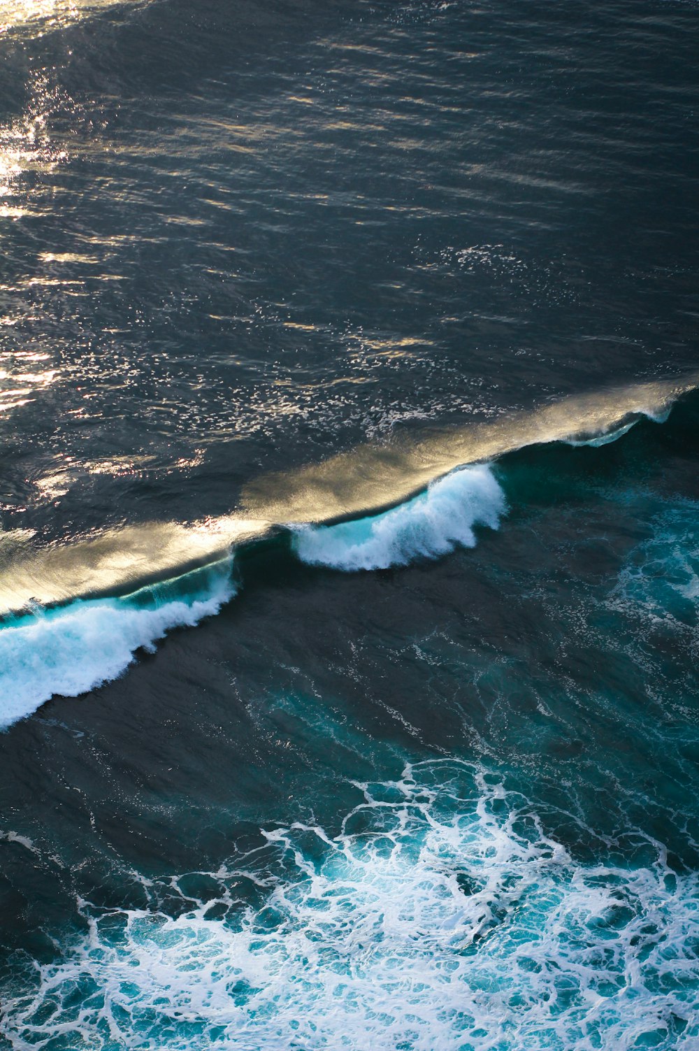 ocean waves crashing on shore during daytime