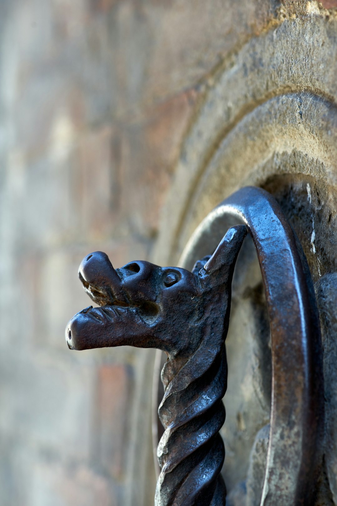 grey metal horse shoe wall decor