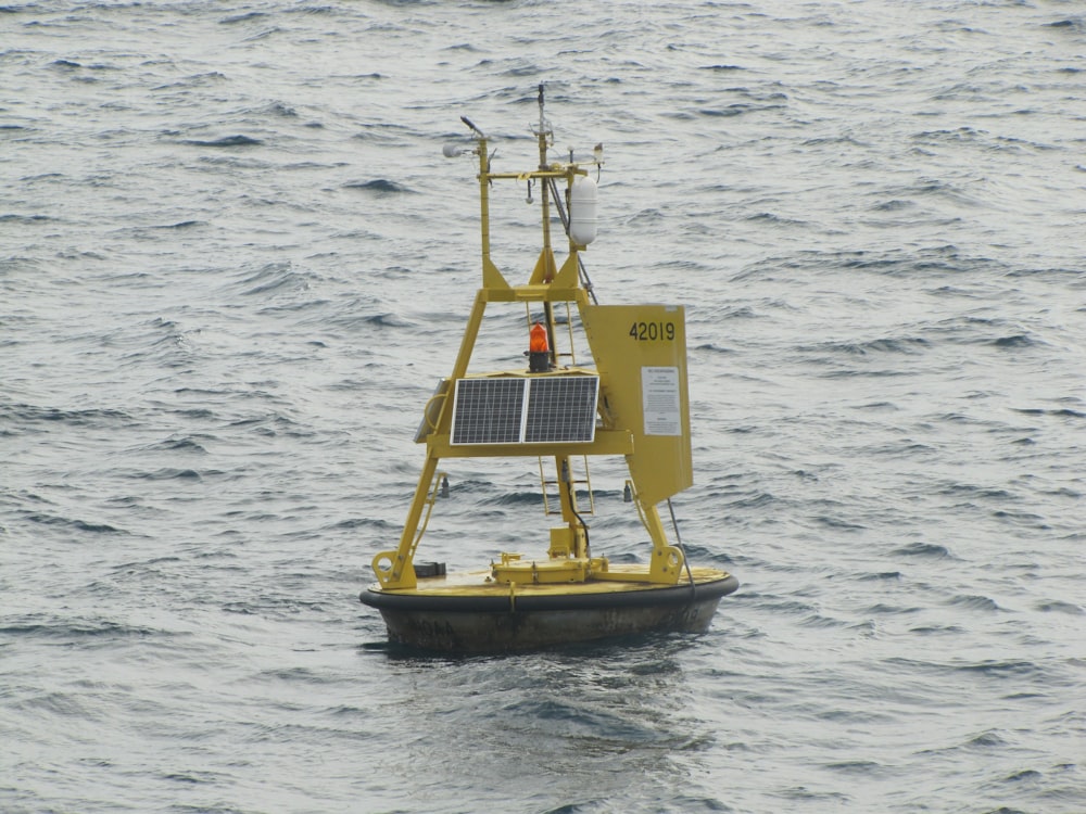 gelb-schwarzes Segelboot auf See tagsüber