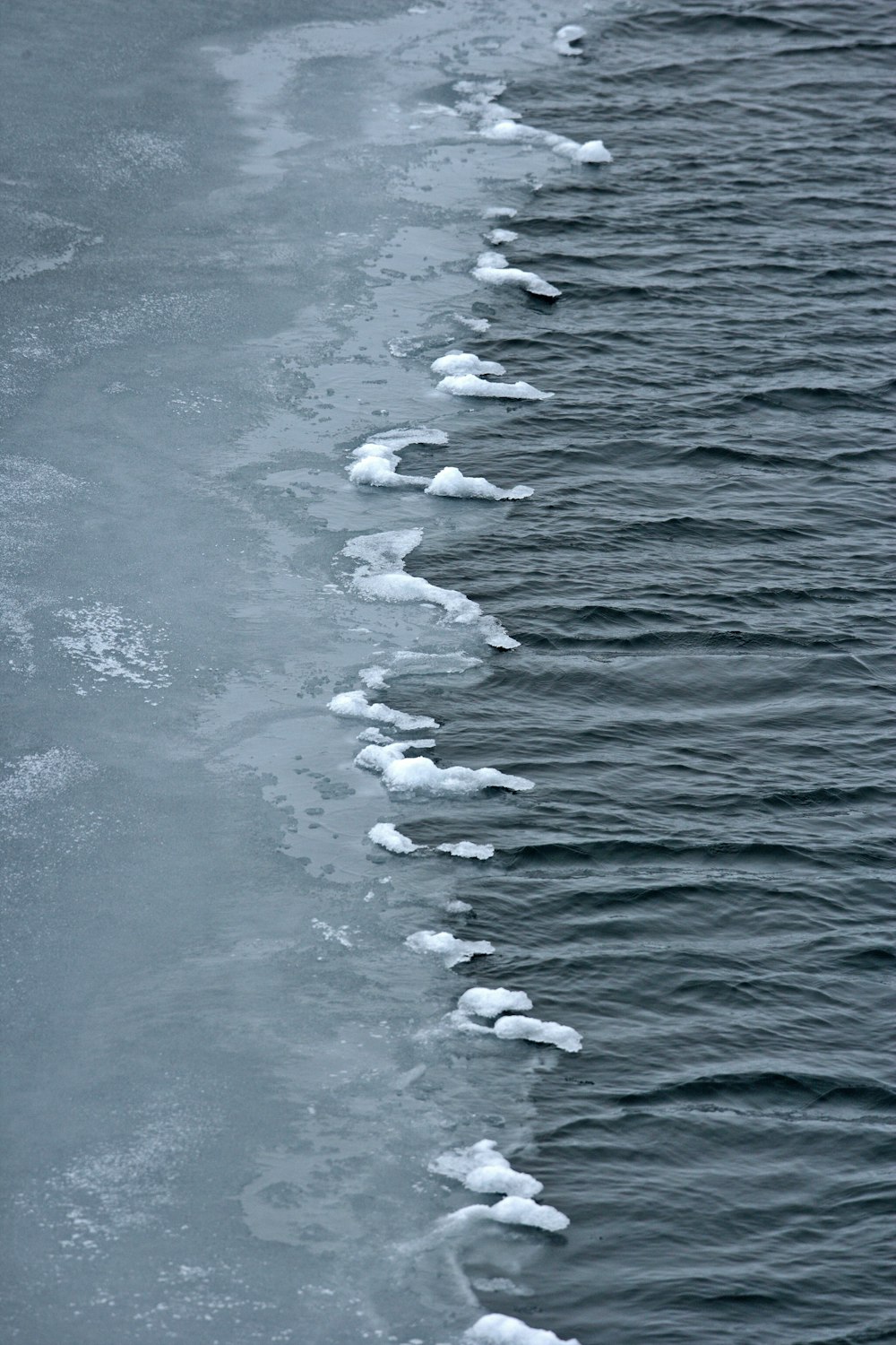 Vista a volo d'uccello delle onde dell'oceano