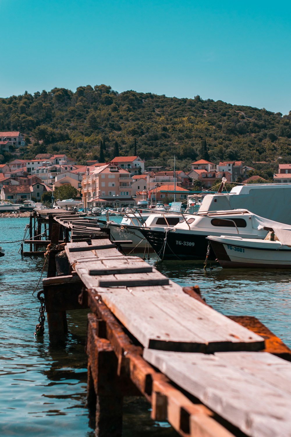 barco branco e preto na doca durante o dia